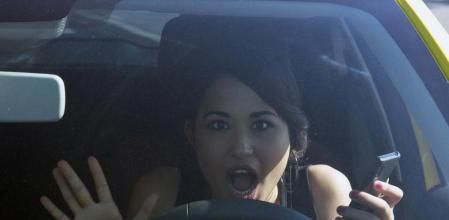 La manipulación del teléfono móvil durante la conducción está detrás de muchos accidentes en España