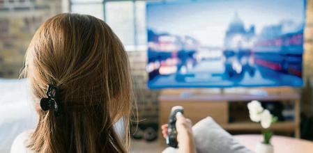 Ver películas y series de confort ayuda a aliviar el estrés y la ansiedad.