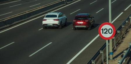 Una de las normas básicas de conducción establece que, en todas las carreteras, el adelantamiento debe llevarse a cabo por la izquierda del vehículo que se pretende avanzar