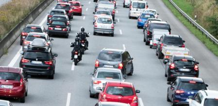 La Ley dice que los adelantamientos se deben hacer por la izquierda del vehículo que se quiere avanzar