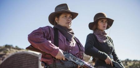 Merritt Wever y Michelle Dockery.