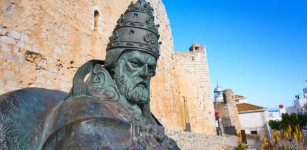 Estatua de bronce del Papa Luna en Peñíscola