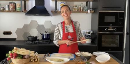 Susana Aragón cocinando en casa