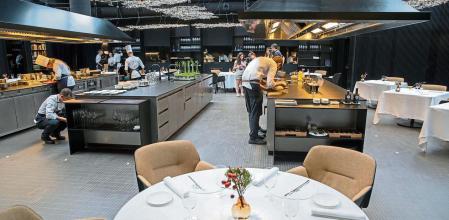 os chefs de Cocina Hermanos Torres esperan la nuevas reglas a las que se adaptarán en a su amplio restaurante