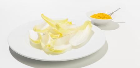 Tapa de endivias con mojo de zanahoria