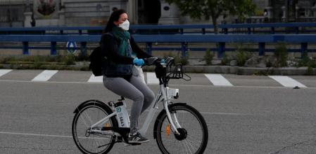La bicicleta eléctrica tiene cada vez mayor presencia en las grandes ciudades y ofrece la ventaja de que las cuestas no suponen un obstáculo para el usuario