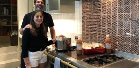X cocinando con su hija