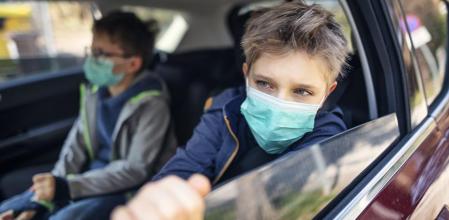 La orden TMA/384/2020 del Ministerio de Transportes, Movilidad y Agenda Urbana permite que viajen dos personas en cada fila de asientos del coche si van protegidas con mascarilla y respetan la distancia entre ellas