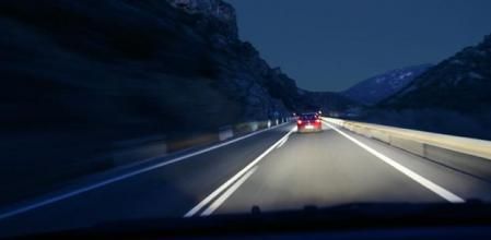 Conducir sin luz natural requiere de una gran concentración ya que la capacidad visual se reduce de forma considerable