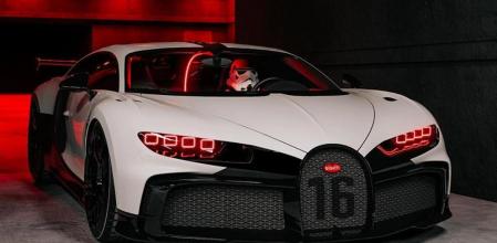 Entre las particularidades del Bugatti Chiron Pur Sport Stormtrooper hay que resaltar detalles como su combinación de colores blanco y negro y sus luces diurnas LED rojas.