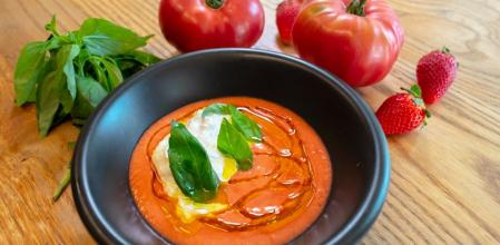 Los alimentos de temporada son beneficiosos para nuestro organismo y dan un gran sabor a nuestros platos. Ahora es temporada de fresas y Eugeni de Diego te propone una receta ideal para disfrutarlas: un gazpacho con tomate y fresones.