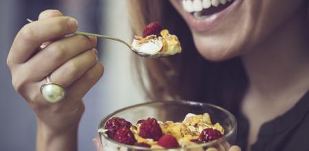 Fruta, yogur y cereales