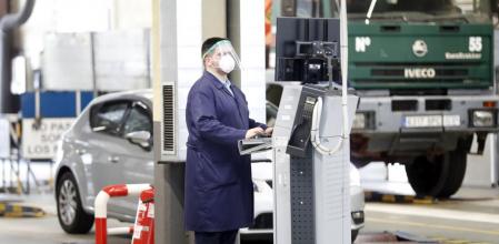 La pandemia del coronavirus obliga a los operarios de las ITV a seguir un protocolo de seguridad e higiene que contempla el uso de mascarilla, guantes y protector facial