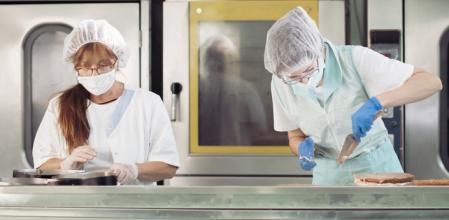 Mujeres preparando comida para llevar en un restaurante