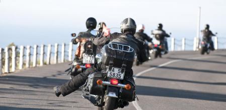 Grupo de motoristas en ruta