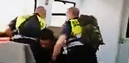 Dos vigilantes de seguridad de Renfe agrediendo a un pasajero en Calella&nbsp;&nbsp;