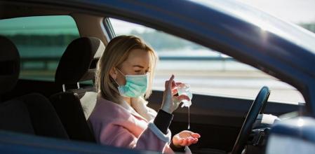 Mucha gente lleva encima hidrogel alcohólico como medida higiénica contra el coronavirus