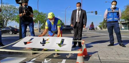 En Sevilla se han puesto marcas viales para peatones en la calzada