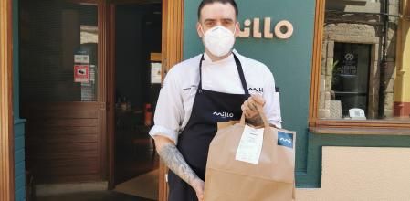 Moncho Méndez en la puerta del local