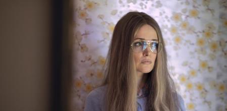 RoseByrne es la activistaGloria Steinem en Mrs America