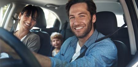 Los desplazamientos que realicen en coche las personas convivientes no requieren el uso de mascarilla a bordo