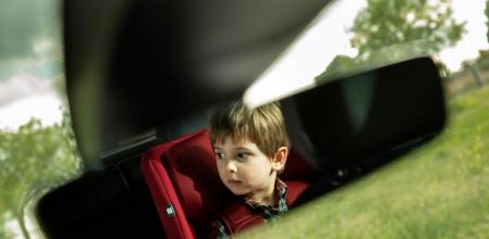 En el coche, hay que llevar siempre a los niños sentados en su Sistema de Retención Infantil (SRI)
