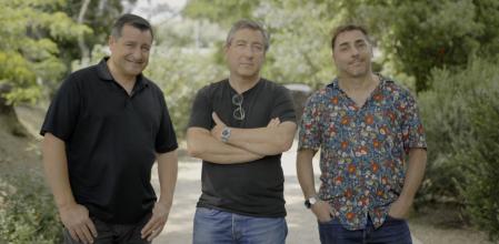 Los hermanos Roca junto a la Masía