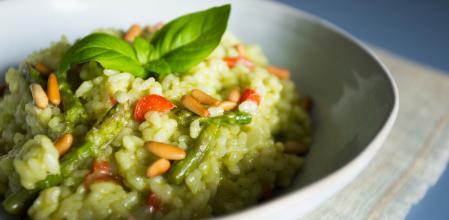 Risotto al pesto con espárragos