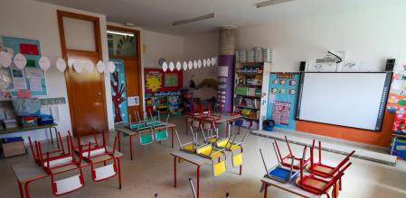 Mesas y sillas recogidas en un aula del Centro de Educación Infantil.&nbsp;