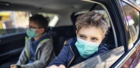 Las personas que no conviven en el mismo domicilio deben llevar mascarilla en el coche