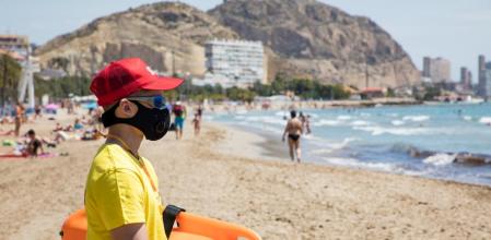 Un vigilante observando atento al público que se baña Joaquín Reina / Europa Press&nbsp;