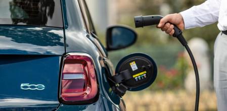 La toma Combo 2, situada en el lateral trasero derecho del nuevo 500 eléctrico, ofrece la posibilidad de enchufar en coche en una toma de corriente alterna o continua