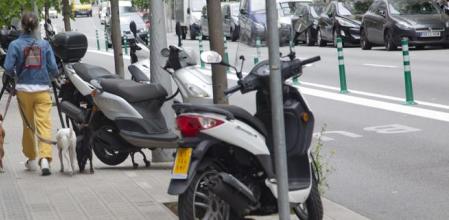 Las motos podrán seguir aparcando en las calles de Barcelona de forma gratuita, como hasta ahora&nbsp;