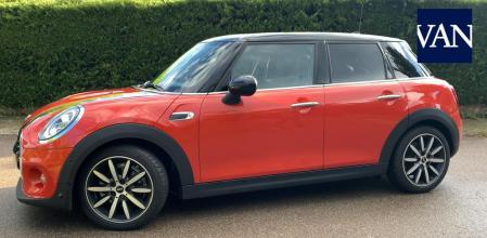 La variante de cinco puertas es una de las más interesantes para aquellos que buscan un auténtico Mini pero no quieren renunciar a cierta versatilidad