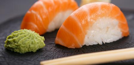 Sushi acompañado de wasabi