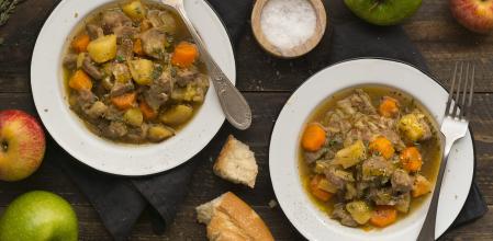 Guiso cordero y manzana