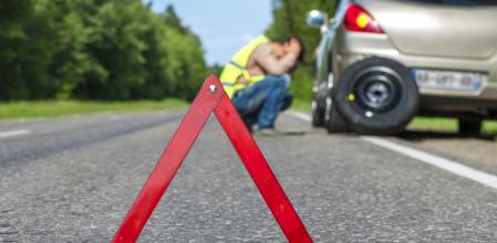En caso de pinchazo, hay que poner los triángulos de emergencia y avisar al servicio de asistencia si no se pueden cambiar la rueda con seguridad