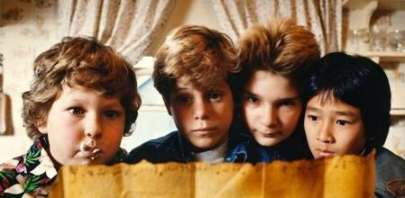 Gordi, Mikey, Bocazas y Data en una imagen de 'Los Goonies'
