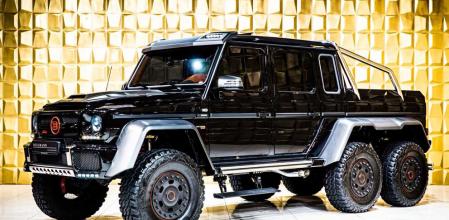 Además de su sorprendente disposición 6x6, el exterior cuenta con cambios como calandra y paragolpes personalizados.