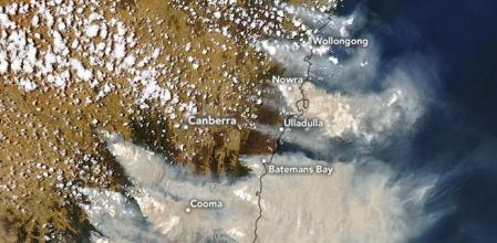 - (Australia), 04/01/2020.- A handout photo made available by Earth Observatory of a satellite image showing smoke from bushfires engulfing southeastern Australia, 04 January 2020 (issued 08 January 2020). In picture, smoke has a tan color while clouds are bright white. It is likely that some of the white patches above the smoke are pyrocumulonimbus clouds - clouds created by the convection and heat rising from a fire. Bushfires in southeastern Australia have been ravaging since September 2019. (Incendio) EFE/EPA/EARTH OBSERVATORY HANDOUT HANDOUT EDITORIAL USE ONLY/NO SALES