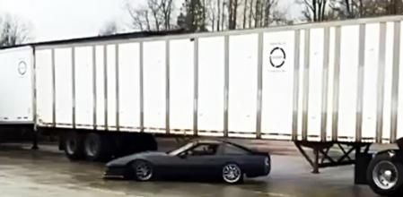 Este muscle-car, producido entre 1983 y 1996, tiene unas formas realmente planas.