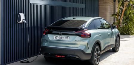 El nuevo ë-C4 100% eléctrico es la quinta muestra de la estrategia de electrificación de Citroën, después del SUV híbrido C5 Aircross, el Ami, el ë-Jumpy y el ë-SpaceTourer
