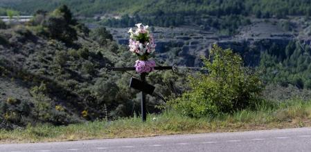 Flores colocadas en la carretera en recuerdo de una persona fallecida en accidente de tráfico