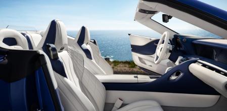 El interior del LC 500 Cabrio está diseñado y confeccionado para desprender una elevadísima sensación de exclusividad