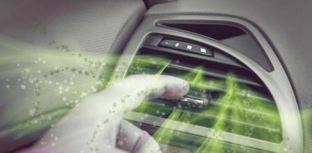 El mal olor que desprende el aire acondicionado del coche suele tener como origen la humedad que se acumula en el filtro del aire&nbsp;