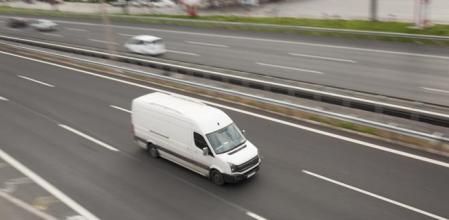 Las furgonetas camufladas de la DGT pasan desapercibidas y pueden confundirse con otros de los vehículos que abundan en las carreteras&nbsp;
