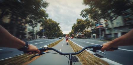 Una imagen captada con una gafas de ciclista con cámara integrada desde una bicicleta urbana en Barcelona