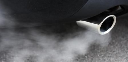 Humo que sale del tubo de escape de un vehículo