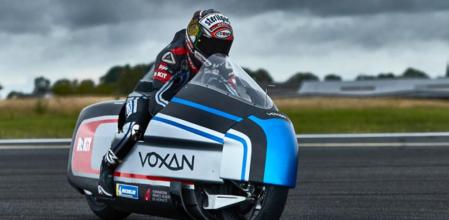 La carrocería es de fibra de carbono y está dotada de una excelente aerodinámica.