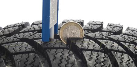 La normativa establece que el dibujo del neumático debe tener una profundidad mínima de 1,6 mm, aunque lo más recomendable es que la cifra no baje de los 3 mm 